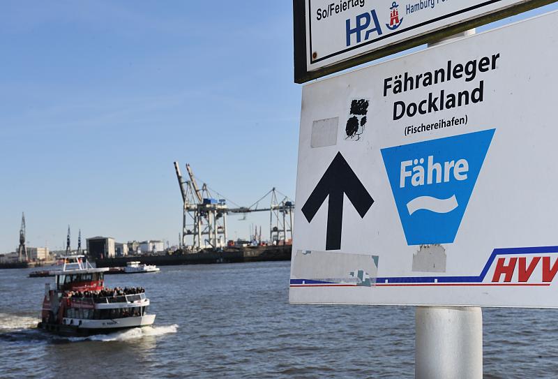 811_2130 Schild Fähranleger Dockland, Fischereihafen Altona. | Grosse Elbstrasse - Bilder vom Altonaer Hafenrand.